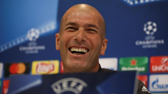 Zinedine Zidane, sonriente en la rueda de prensa. 