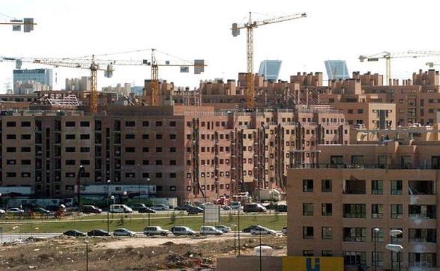 La compraventa de viviendas cae un 8,6% en abril tras catorce meses consecutivos al alza