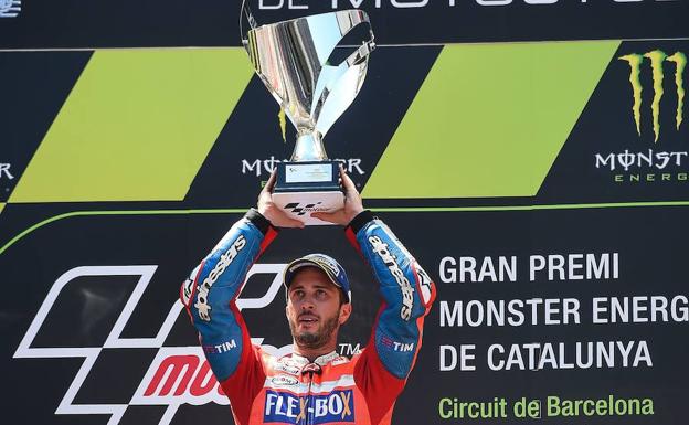 Dovizioso celebra el triunfo en Montmeló. 