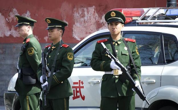 Agentes de policía chinos.