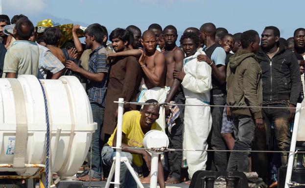 Algunos de los 250 migrantes rescatados en el mar Mediterráneo. 