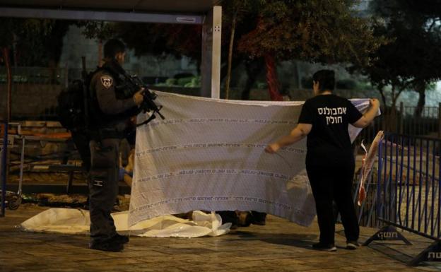 La Policía israelí, junto al cadáver de uno de los tres palestinos.