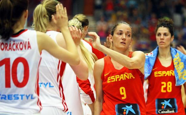 Laia Palau saluda a las jugadoras checas tras la derrota de España. 