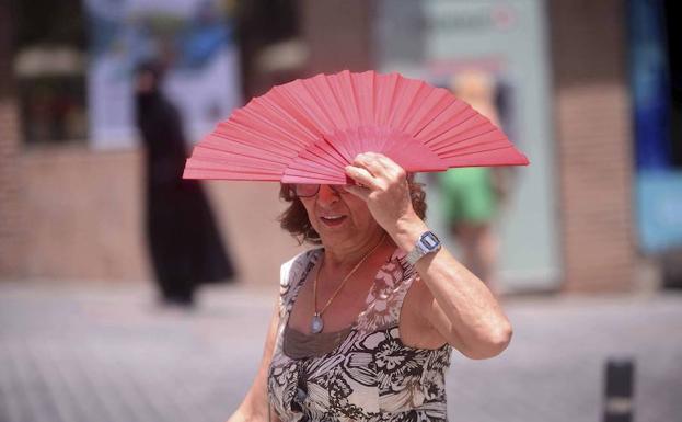 Una mujer se protege de las altas temperaturas.