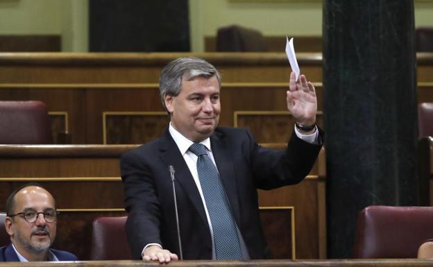 El diputado del PDeCAT Jordi Xuclá interviende desde su escaño durante el pleno del Congreso.