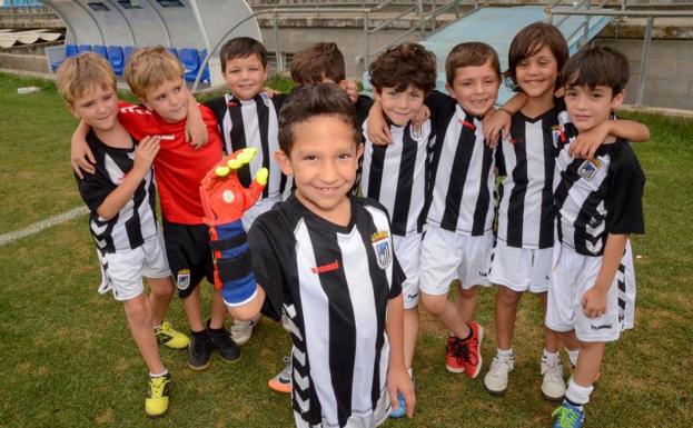 Dani presume de su mano de Iron Man junto a sus compañeros de equipo.