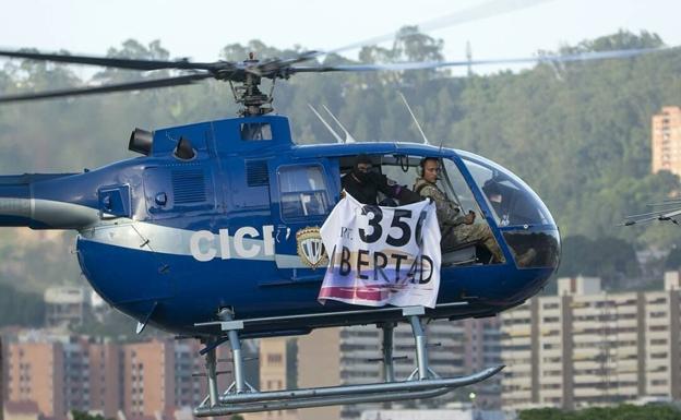 El helicóptero, durante el ataque al Supremo venezolano.