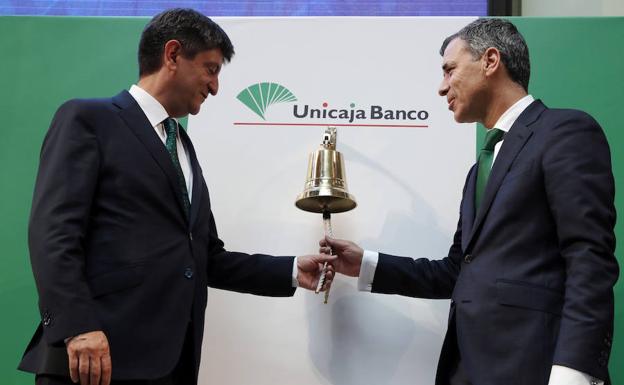 Los responsables de Unicaja, hoy en la Bolsa de Madrid.