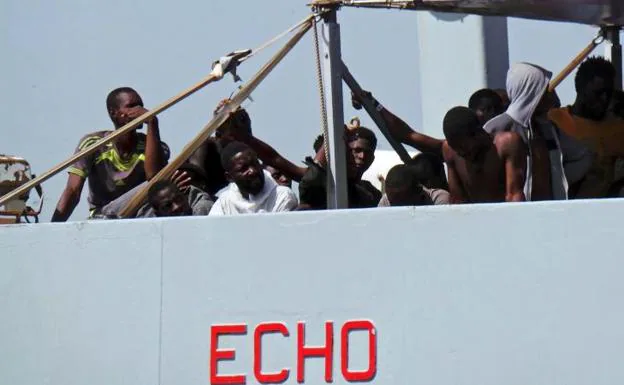 Una embarcación con varios inmigrantes, a su llegada a Brindisi.