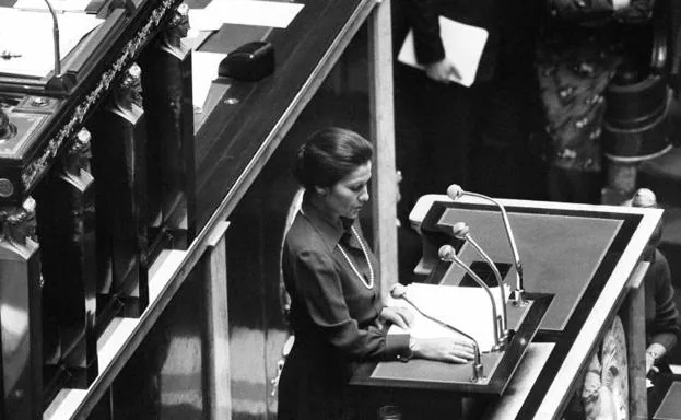 Veil, dando un discurso a favor de la legalización del aborto en 1974. 