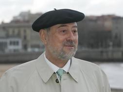 El cabeza de lista del PP al Congreso se ha explayado sobre las infraestructuras en Asturias, al más puro estilo de un monologuista. En la foto, hace una seman, en Gijón. / E. C.