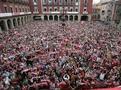 La plaza del Ayuntamiento, a rebosar justo después de finalizar el encuentro. / Paloma Ucha.