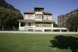 La antigua Casa de Ejercicios Espirituales Santa Eulalia, de El Bibio, está ubicada cerca de la plaza de Toros, en la carretera de Villaviciosa. / P. CITOULA