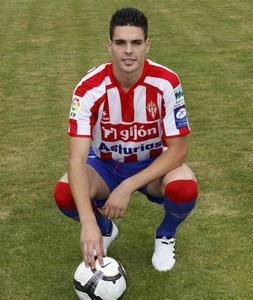 Botía posa con la equipación del Sporting. FOTO: J. BILBAO