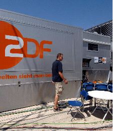 APAGÓN. Un camión de la televisión alemana ZDF en la línea de meta de Marsella. / EFE