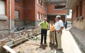 VISITA. José Luis Vega (izq) supervisó las obras en Cancienes. / T. J.