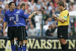 IMPLICADO. El árbitro alemán Riobert Hoyzer, durante un partido entre el Hamburgo y el Paderborn, disputado en 2004. / E. C.