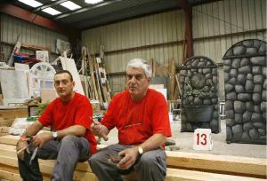 ARTESANOS. Emilio Cabrera, a la izquierda, junto al carpintero Manuel Freije. / J. BILBAO