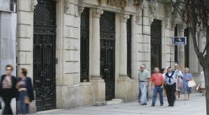 CÉNTRICA. En la imagen, a la izquierda, el portal del edificio desde el que los ladrones accedieron a la sucursal de Banesto, en la calle Corrida. / J. BILBAO