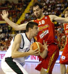 VUELTA. Jorge Garbajosa volvió a jugar un partido de baloncesto después de cinco meses lesionado. / AFP