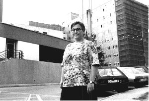 NOMBRAMIENTO. Elena Arias, ante el edificio de Cabueñes, en una foto tomada cuando era gerente del centro sanitario gijonés. En la imagen se puede ver la primera ampliación del hospital. / J. PAÑEDA