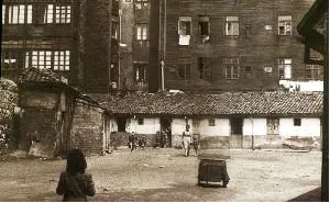 VECINOS. Imagen del patio grande de la ciudadela de Capua, aproximadamente en el año 1960. / E. C.