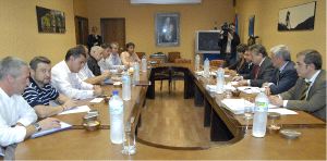 MESA DE DIÁLOGO. Los representantes del SOMA-FIA-UGT y de FM-CC OO y la dirección de Hunosa, en la reunión de ayer. / JESÚS DÍAZ