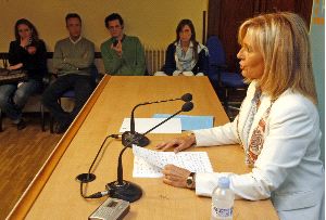 NUEVA ETAPA. La diputada del PP Alicia Castro Masaveu, durante su comparecencia ante los medios de comunicación, el pasado 24 de setiembre, acompañada de sus familiares para anunciar que abandona la actividad política. / MARIO ROJAS