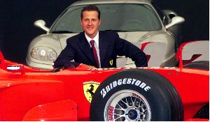 PRÍNCIPE DE LOS DEPORTES. Michael Schumacher posa con sus Ferrari, pero no de piloto, sino de traje y corbata. / E. C.