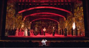 CAMPOAMOR. Un momento de la representación de la ópera 'Lucia de Lammemor'. Imagen en la que se puede apreciar la escenografía de Emilio Sagi. / JESÚS DÍAZ