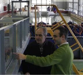 PRUEBAS. Losada, junto al joven ingeniero de El Musel José Moyano, en el laboratorio granadino. / E. C.