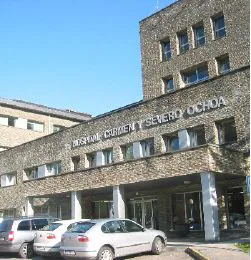 FACHADA. Hospital Carmen y Severo Ochoa, en Cangas del Narcea, donde permanece ingresado el empresario local. / E. C.