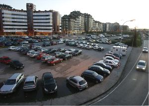 LA BOHEMIA. Al fondo de la imagen, tras el aparcamiento, solar donde se levantará el futuro Palacio de Justicia de Gijón. / JOSÉ SIMAL