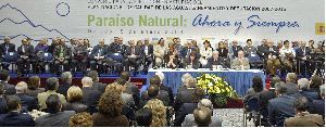 CONVOCATORIA. En la imagen, la mesa presidencial, con la consejera de Medio Ambiente, la ministra, el presidente del Principado y el de la Confederación Hidrográfica del Norte.         Detrás, los alcaldes asturianos. / M. ROJAS