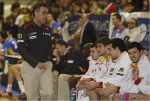 SELECCIONADOR. Juan Carlos Pastor, en el partido que la selección española jugó en Avilés. / MARIETA