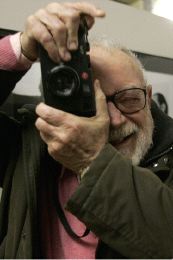 EDITOR Y FOTÓGRAFO. Mario Muchnik fotografía con su pequeña cámara a quien le retrata. / PALOMA UCHA