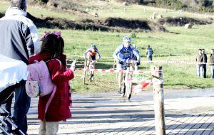 CIRCUITO. Dos de los participantes llegan a la zona de meta/ RAFA GONZÁLEZ