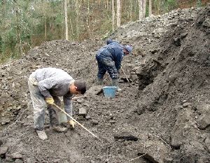 EXPLOTACIÓN. Dos hombres trabajan en una mina de azabache en Oles, en una imagen de archivo. / E. C.