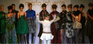 MARÍA LAFUENTE. La asturiana recibió los aplausos del público tras presentar su más que variada colección. / EFE