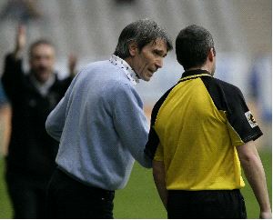 RESPIRO. El entrenador Lobo Carrasco conversa con el juez de línea ayer en el Tartiere. / M. ROJAS