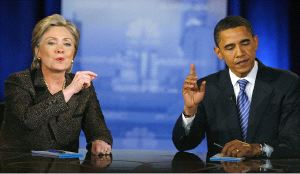 INTENSO. Hillary Clinton y Barak Obama, juntos, durante su último debate electoral. / REUTERS