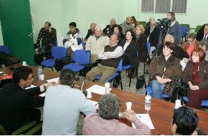 FAV. De espaldas, Pedro Sanjurjo, Amador García, Francisco Santianes y Pilar Pintos, durante la presentación del proyecto. / LUIS SEVILLA