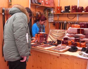 REGALOS. Un visitante curiosea en la Feria de Artesanía. / I. G.