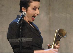 GANADORA. Luz Casal festeja el premio a la mejor canción por 'Soy'. / EFE