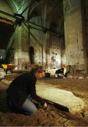 EXCAVACIÓN. Dos arqueólogas trabajan en el suelo de la antigua iglesia del convento. / JOSÉ SIMAL