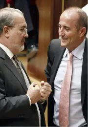 MINISTROS. Pedro Solbes y Miguel Sebastián conversan, ayer, en el Congreso de los Diputados. / EFE