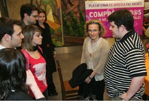 ENCUENTRO. Paz de Andrés charla con algunos de los jóvenes miembros de la plataforma. / SEVILLA