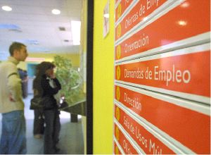 AVILÉS. Dos jóvenes examinan un cartel con ofertas de empleo en una oficina de Asturias. / MARIETA