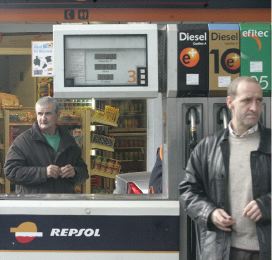 CARBURANTES. Clientes en una estación de servicio de Gijón. / PALOMA UCHA