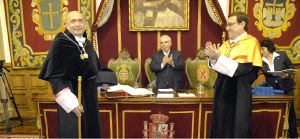 RELEVO. Vicente Álvarez Areces y el rector saliente, Juan Vázquez, aplauden a Vicente Gotor después de que éste tomara el bastón de mando. / JESÚS DÍAZ